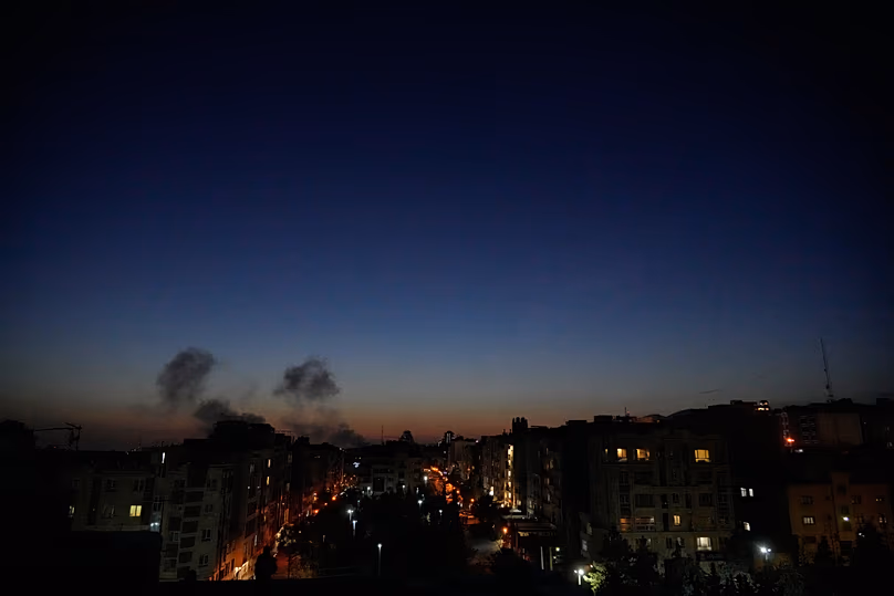 Des panaches de fumée s'élèvent alors que les frappes frappent la ville lors de la campagne militaire américano-israélienne à Téhéran, le 6 mars 2026.