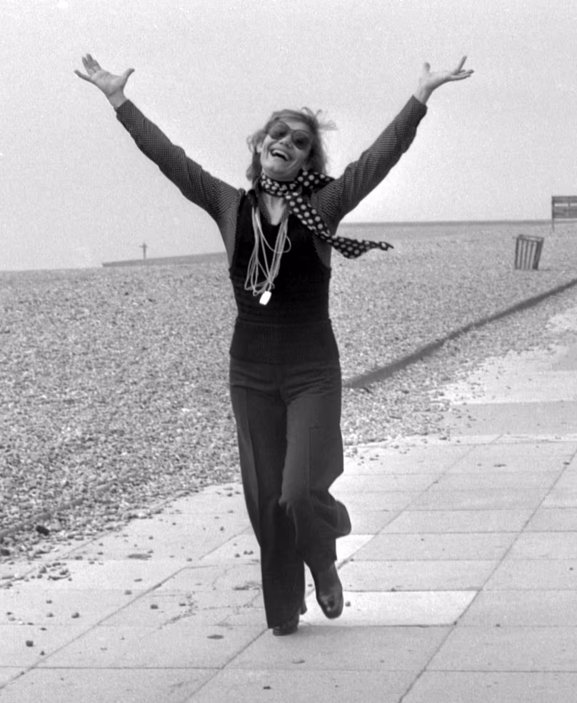 Marinella, représentante de la Grèce au 19e Concours Eurovision de la chanson, court le long de la plage de Brighton en Angleterre, le 2 avril 1974.