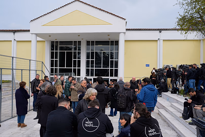 Les proches des victimes de l'accident du train Tempi attendent le début du procès au tribunal de Larissa, le 23 mars 2026.