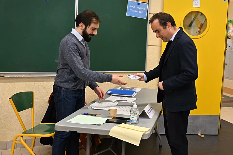 Le Premier ministre français Sébastien Lecornu vote lors du premier tour des élections municipales françaises de 2026 à Vernon, le 15 mars 2026.