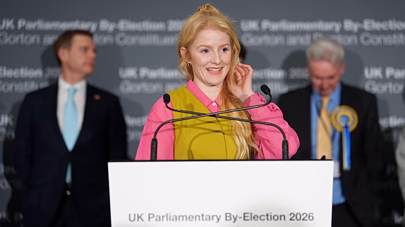 Hannah Spencer, candidate du Parti Vert, s'exprime après avoir remporté l'élection partielle de Gorton et Denton, à Manchester, en Angleterre, le vendredi 27 février 2026.