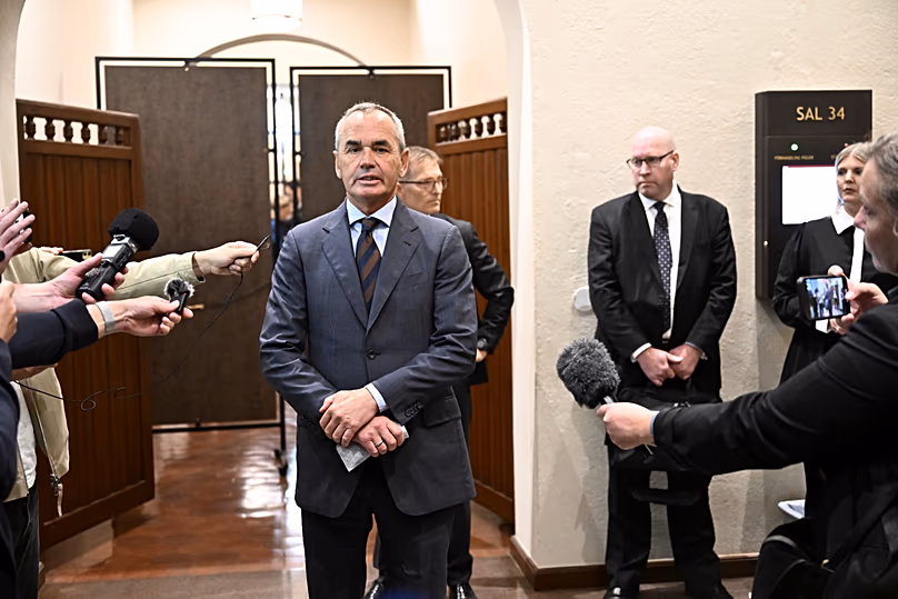 Ian Lundin s'adresse aux journalistes devant le tribunal de district de Stockholm, le 5 septembre 2023