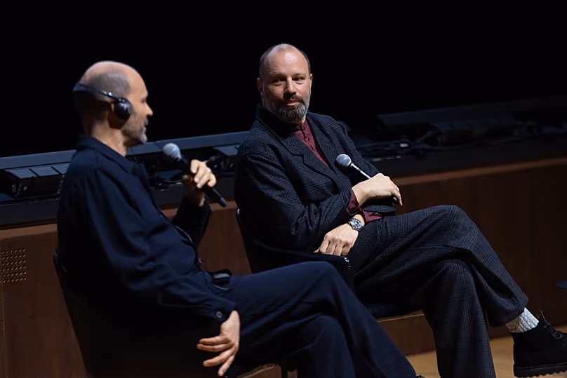 Yórgos Lánthimos lors de la conférence de presse de lancement de son exposition au Centre Culturel Onassis d'Athènes