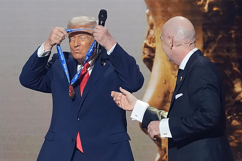 Le président Donald Trump reçoit le premier Prix de la Paix de la FIFA des mains du président de la FIFA, Gianni Infantino, lors du tirage au sort de la Coupe du Monde de la FIFA 2026, le 5 décembre 2025.