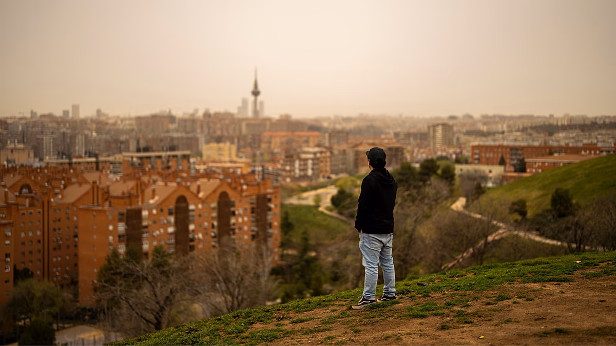 Pourquoi le ciel européen devient-il orange ? Un énorme nuage de poussière saharienne est en route