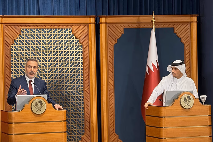 Le Premier ministre du Qatar, Cheikh Mohammed bin Abdulrahman Al Thani, à droite, et le ministre turc des Affaires étrangères, Hakan Fidan, à gauche, s'expriment jeudi lors d'une conférence de presse à Doha.