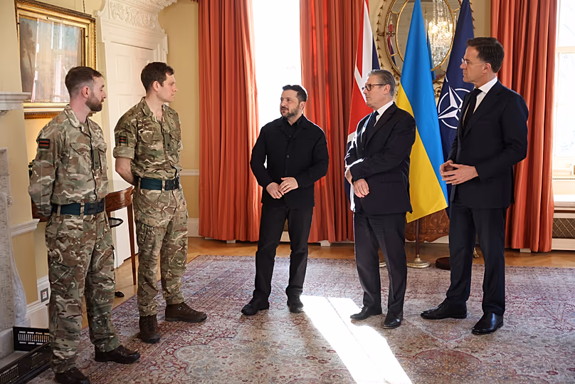 Le Premier ministre britannique Keir Starmer, le président ukrainien Volodymyr Zelenskyy et le secrétaire général de l'OTAN Mark Rutte se rencontrent au 10 Downing Street à Londres, le 17 mars 2026.