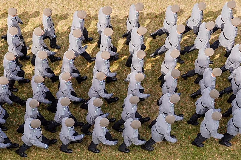 De nouvelles recrues de la Bundeswehr assistent à une cérémonie de prestation de serment devant le parlement du Land de Rhénanie du Nord-Westphalie à Düsseldorf, le 4 septembre 2025.