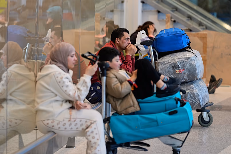 Les passagers dont les vols ont été annulés attendent au terminal de départ de l'aéroport international Rafik Hariri de Beyrouth, Liban, le samedi 28 février 2026.