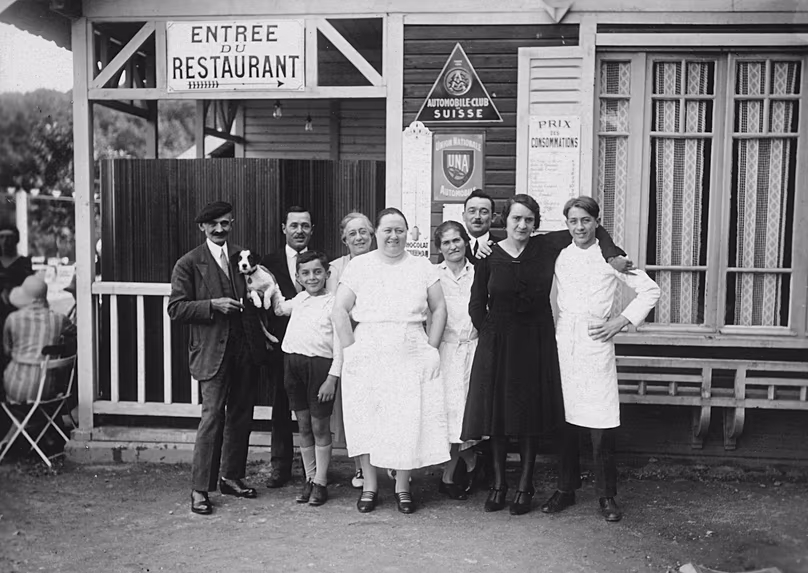 Eugénie Brazier, au centre, avec le personnel devant son restaurant au Col de la Luère, près de Lyon.