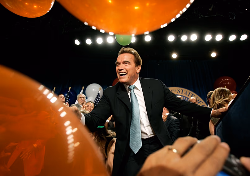 Le gouverneur Arnold Schwarzenegger serre la main de ses partisans alors qu'il célèbre sa réélection à Beverly Hills, le 7 novembre 2006 (AP Photo/Kevork Djansezian)