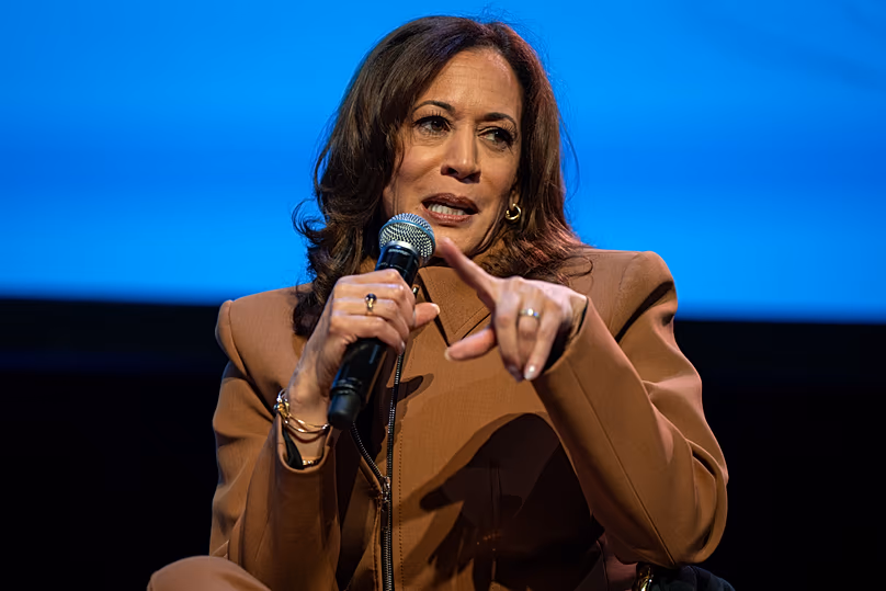 L'ancienne vice-présidente Kamala Harris s'exprime lors d'un événement faisant la promotion de son dernier livre à l'hôtel de ville de New York, le 24 septembre 2025. (AP Photo/Angelina Katsanis)