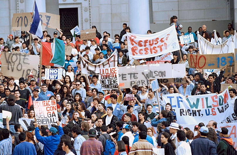 Manifestants à l’hôtel de ville de Los Angeles, le 7 novembre 1994, manifestant contre la proposition 187. (AP Photo/Nick Ut)