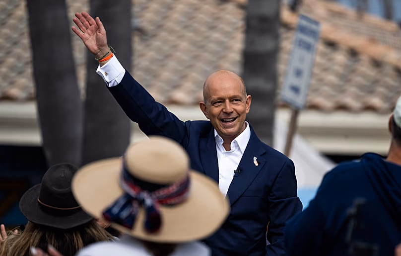 Le candidat républicain au poste de gouverneur Steve Hilton en campagne à Huntington Beach, le 22 avril 2025. (Paul Bersebach/The Orange County Register via AP)