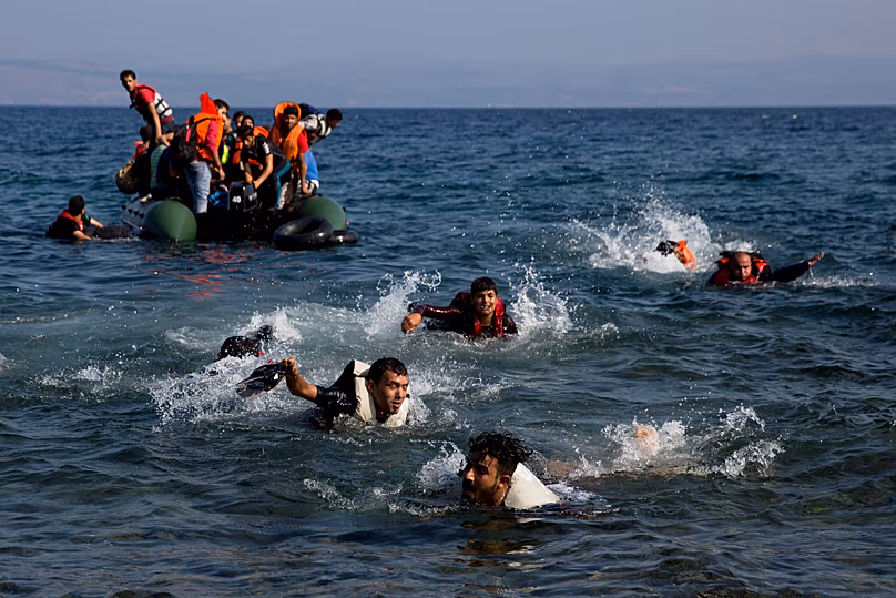 Des migrants dont le bateau a calé lors de la traversée de la Turquie vers la Grèce nagent jusqu'à l'île de Lesbos, le 20 septembre 2015.