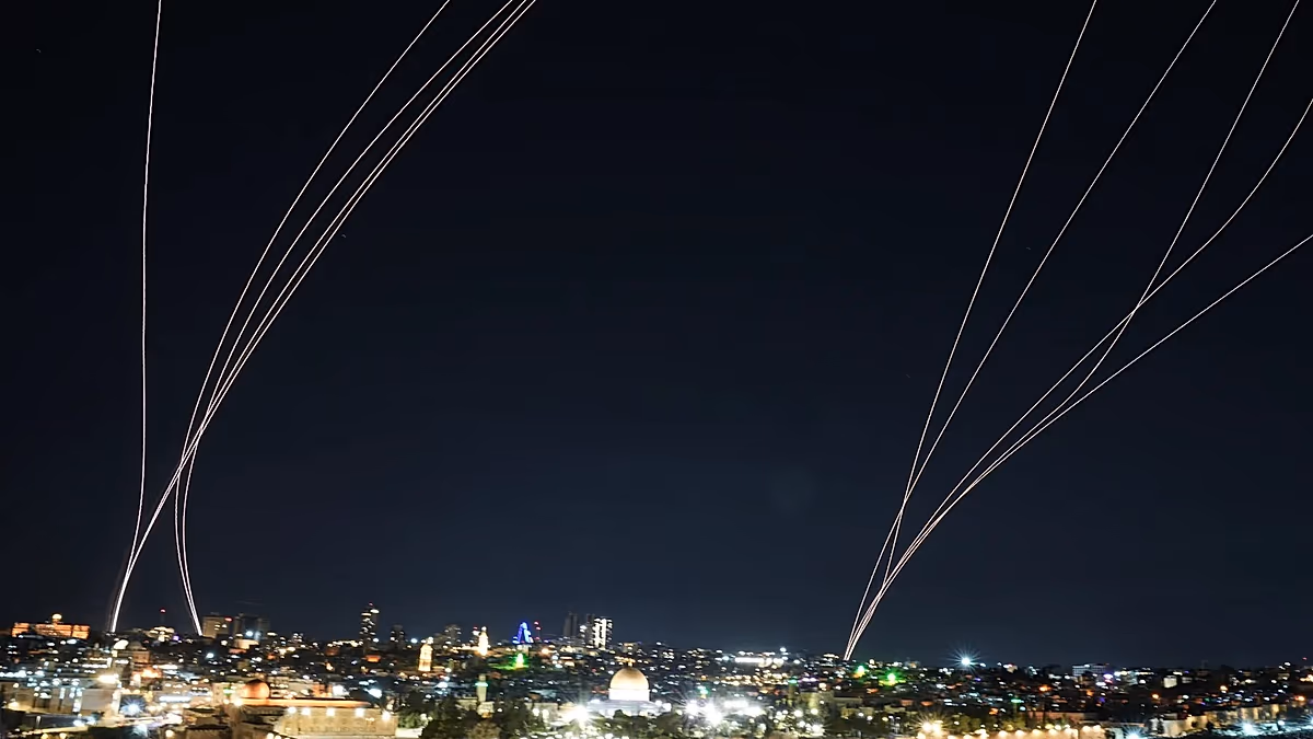 L'Iran lance la plus grande salve de missiles en trois semaines sur Israël, selon des responsables militaires