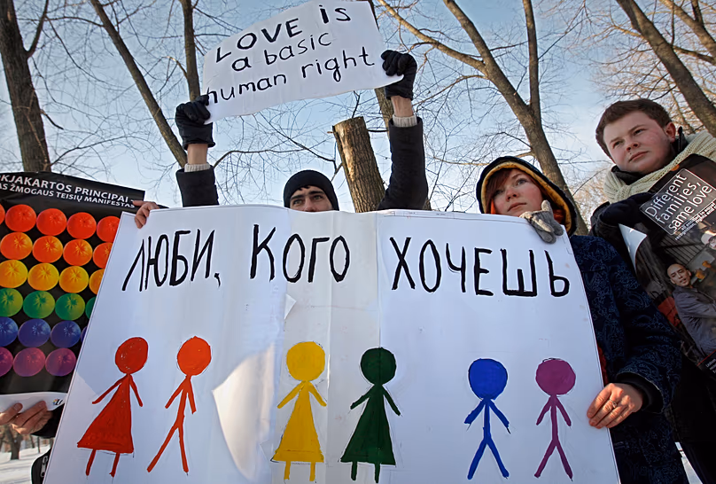 Des militants brandissent des pancartes lors d'un piquet contre l'homophobie devant le ministère de la Justice à Minsk, le 14 février 2010.