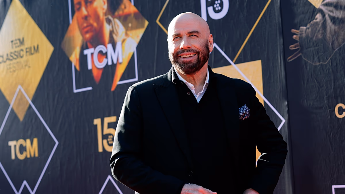 John Travolta se prépare à décoller avec ses débuts en tant que réalisateur au Festival de Cannes