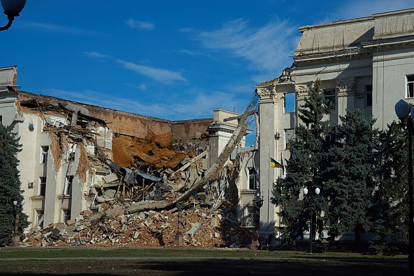 Le bâtiment de l'administration régionale endommagé par les bombardements constants de la Russie sur la place principale de la ville de première ligne de Kherson, le 3 novembre 2025.