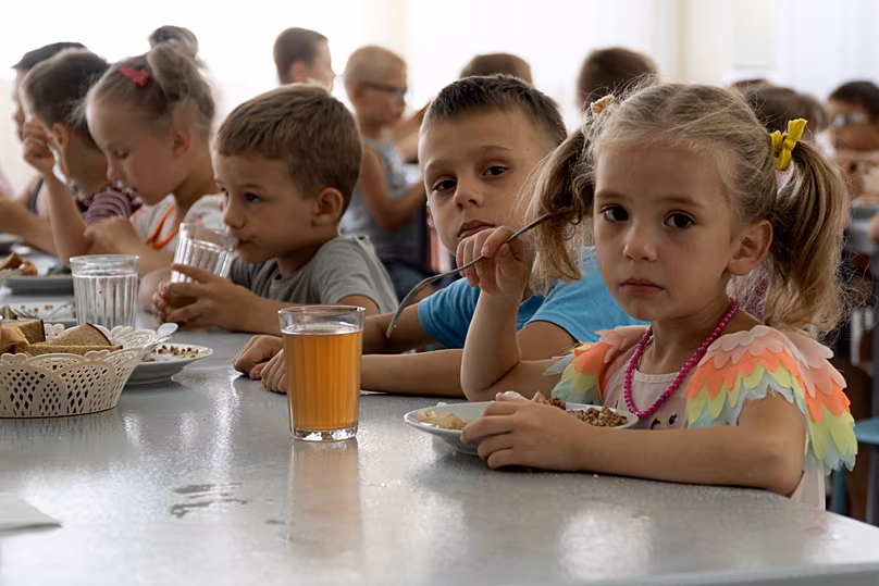 Enfants ukrainiens d'un orphelinat de la région de Donetsk dans un camp à Zolotaya Kosa, le 8 juillet 2022