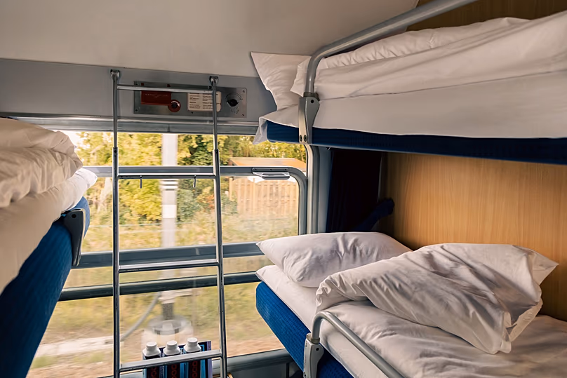 Le train-couchettes est une excellente option pour ceux qui cherchent à économiser du temps et de l'argent.