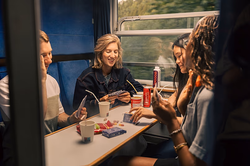 Vous pouvez apporter votre propre nourriture et vos boissons à bord, ou commander via un code QR