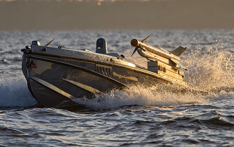 Un drone maritime Magura V7 du renseignement de défense ukrainien équipé de missiles sol-air se déplace dans un lieu tenu secret en Ukraine, le samedi 6 décembre 2025.