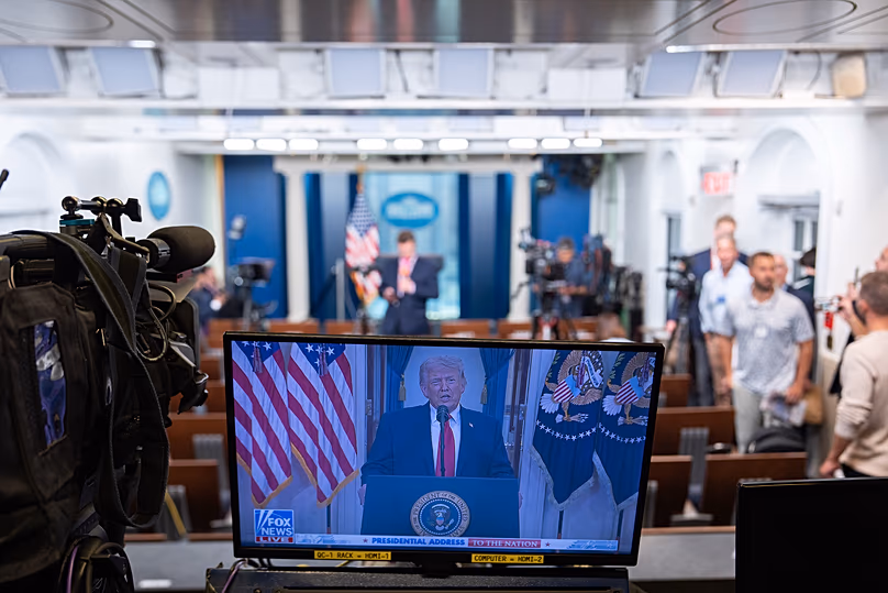 Le président américain Donald Trump parle de la guerre en Iran sur un écran de télévision dans la salle de conférence de presse James Brady de la Maison Blanche, le 1er avril 2026.