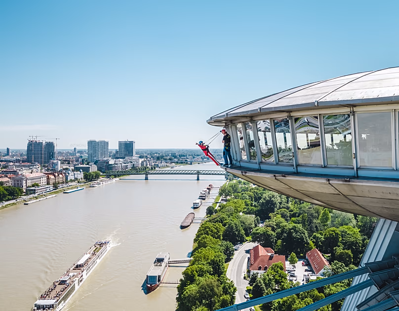 Les visiteurs de la tour OVNI de Bratislava peuvent marcher sur le rebord de la fenêtre devant le restaurant, à 100 mètres du sol.