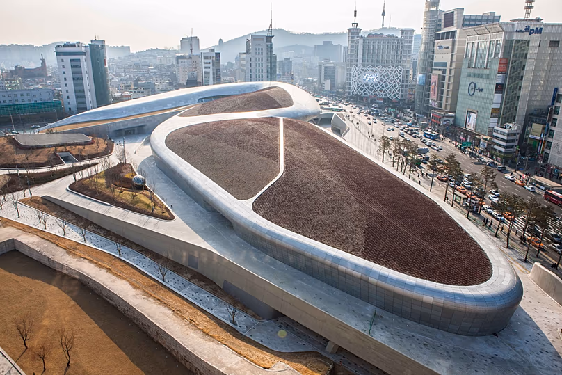 Dongdaemun Design Plaza, ou DDP en abrégé, a été conçu par Zaha Hadid