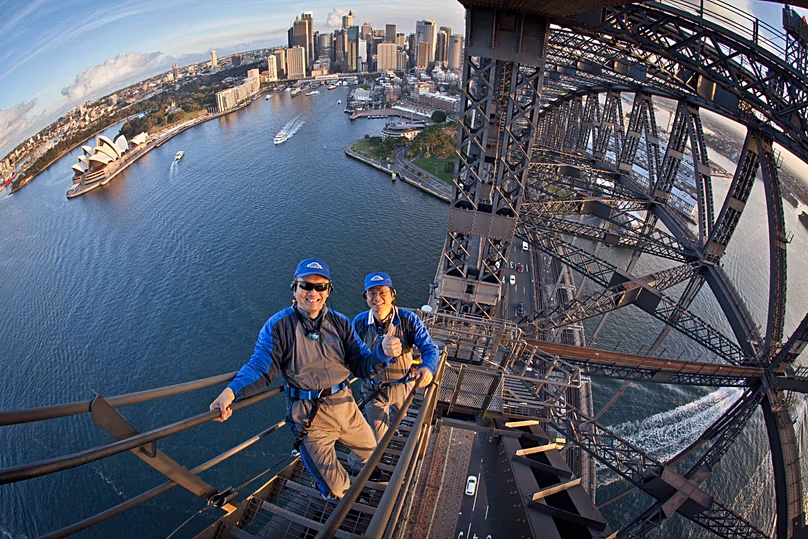 La montée vers et depuis le point culminant du Sydney Harbour Bridge prend environ deux heures.