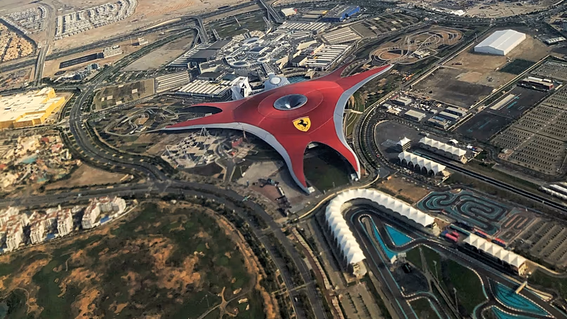 Ferrari World se trouve juste à côté du circuit Yas Marina d'Abu Dhabi, que vous pourrez voir lors d'une promenade sur le toit