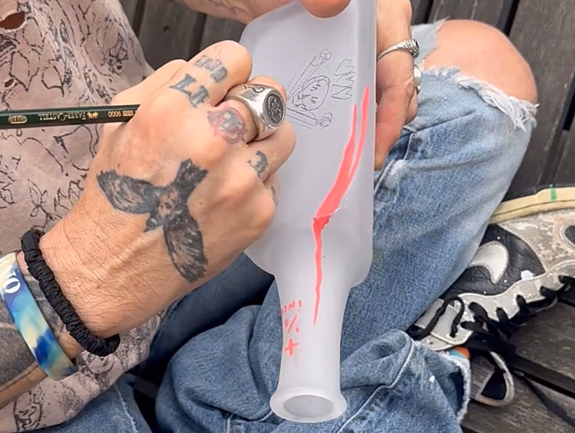 Depp dessine sur une bouteille