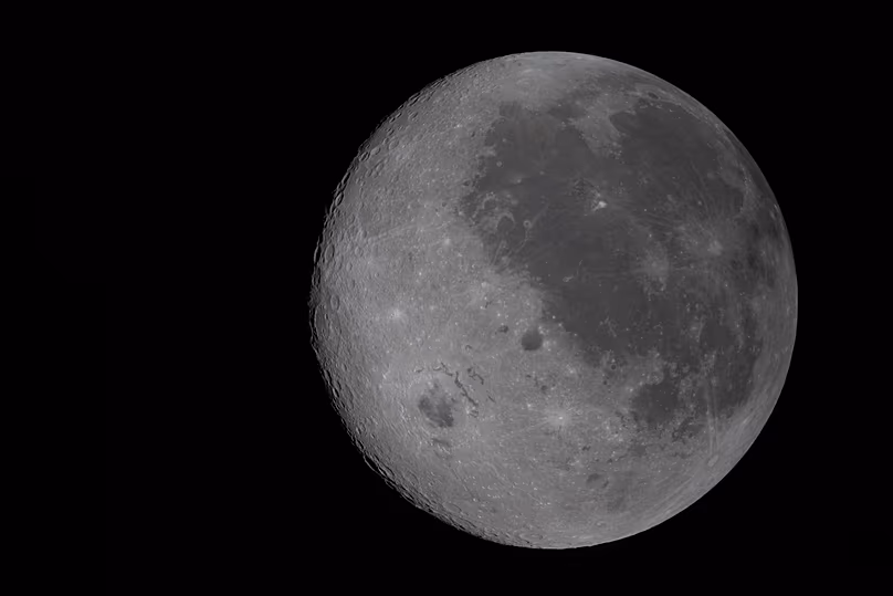 Cette image fournie par la NASA le lundi 6 avril 2026 montre la Lune, la face proche (l'hémisphère que l'on voit depuis la Terre) visible sur la partie droite du disque.