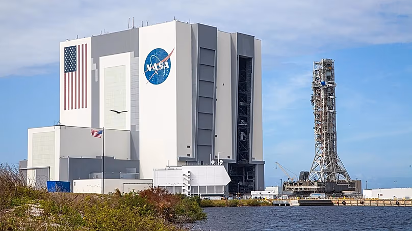 Les visites en bus du Centre spatial Kennedy passent par le bâtiment d'assemblage des véhicules, photographié ici en 2019 avec le lanceur mobile de la NASA.
