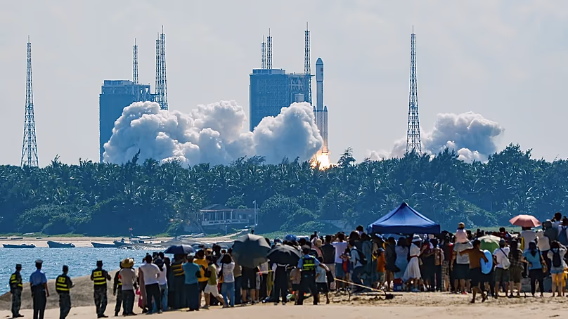 Personnes regardant le lancement de la fusée porteuse Longue Marche-7 Y4 transportant le vaisseau spatial cargo Tianzhou-3 en 2021