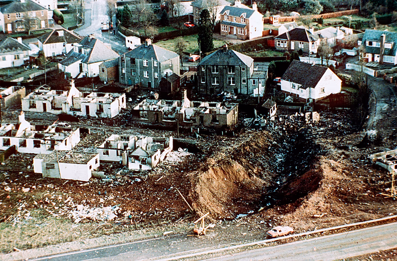 Des maisons détruites et une profonde entaille dans le sol dans le village de Lockerbie après le bombardement de la Pan Am 103, décembre 1988.
