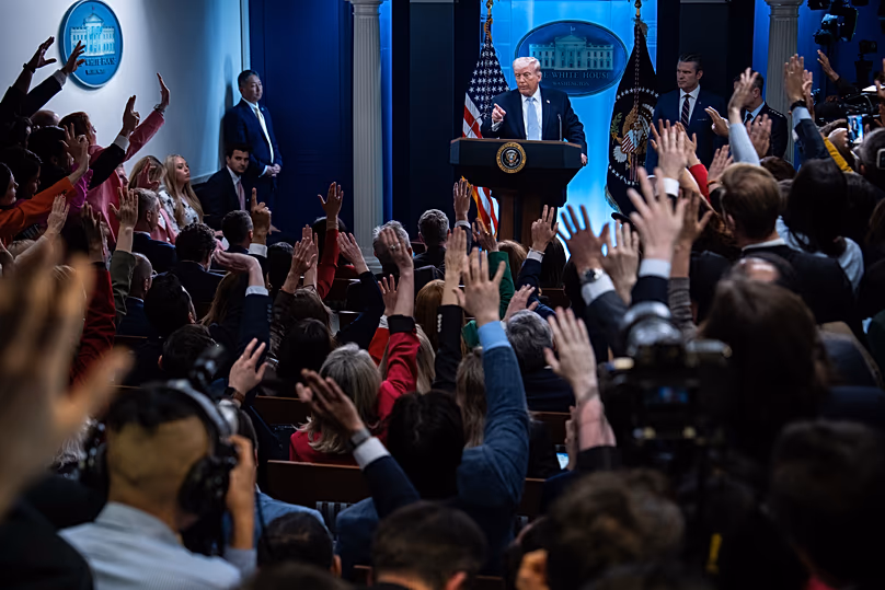 Le président américain Donald Trump s'entretient avec des journalistes dans la salle de conférence de presse James Brady à la Maison Blanche, le 6 avril 2026.