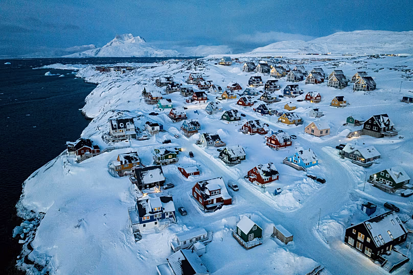 Des maisons couvertes de neige sont vues sur la côte d'une crique de Nuuk, le 7 mars 2025.