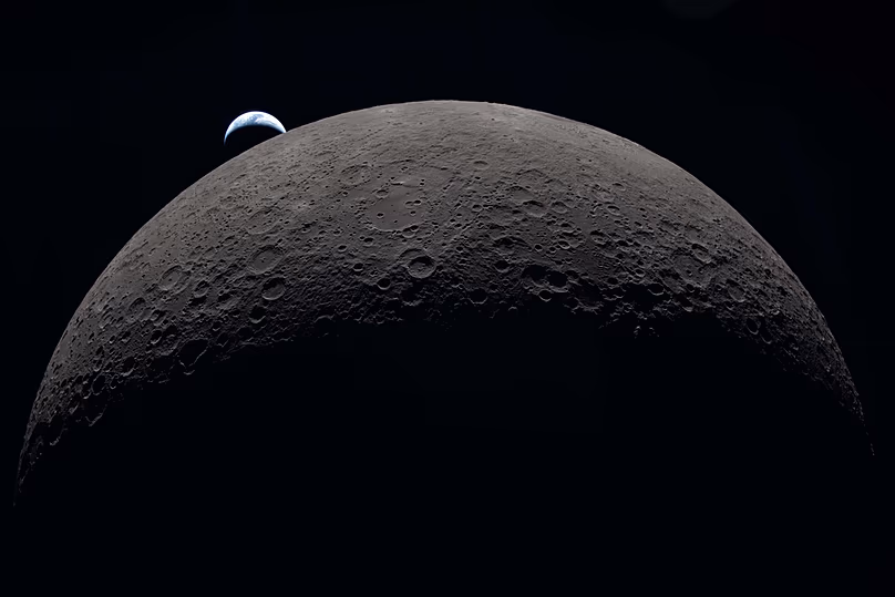Dans cette image fournie par la NASA, l'équipage d'Artemis II a capturé cette vue alors que la Terre se couche derrière la Lune lors d'un survol lunaire, le lundi 6 avril 2026. (NASA via AP)