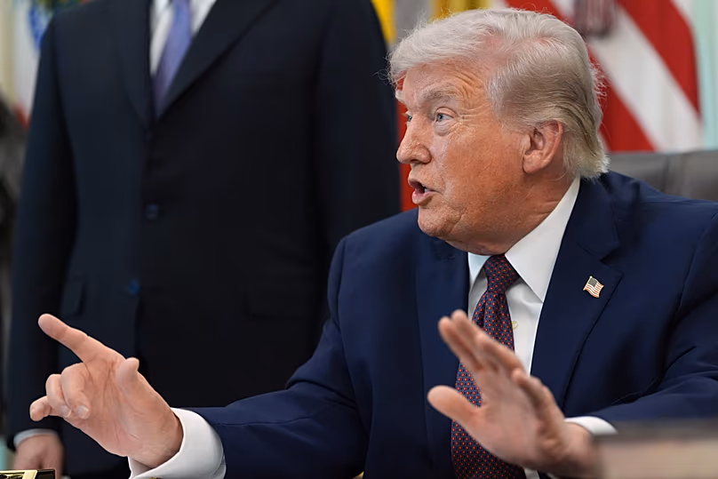 Le président américain Donald Trump répond aux questions des journalistes dans le Bureau Ovale, le 31 mars 2026.