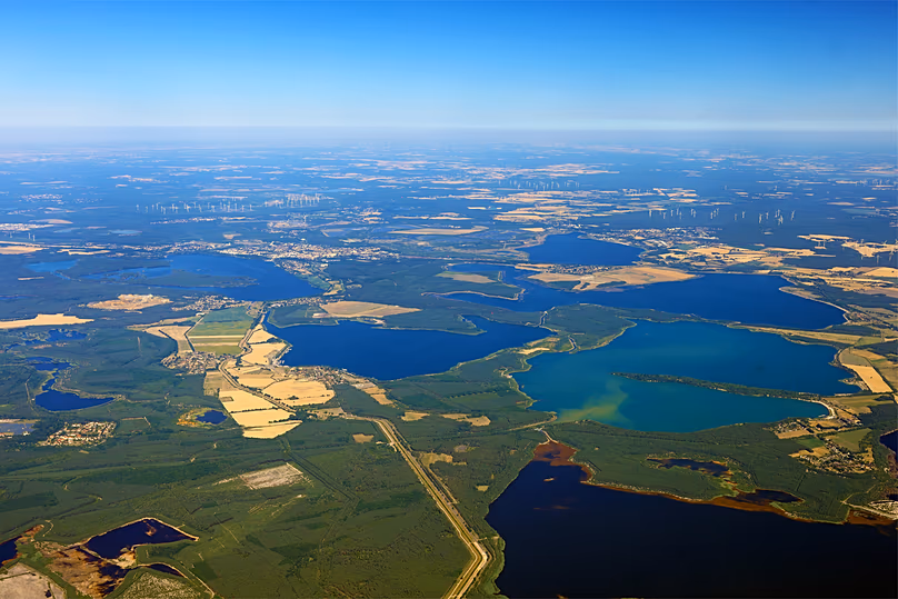 Vue aérienne du futur réseau de lacs navigables.