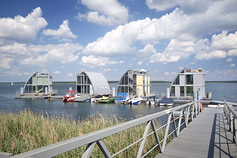 Maisons de vacances flottantes sur le lac Geierswald.