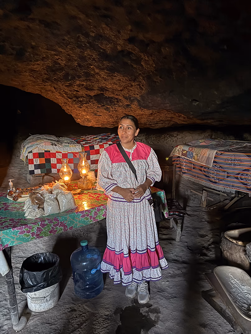 Rarámuri Azucena dans la grotte où elle vit avec sa famille