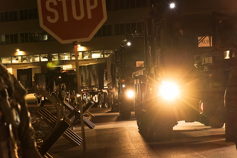 Un convoi de l'armée allemande avec plusieurs véhicules sur la route à Hambourg, le 25 septembre 2025.