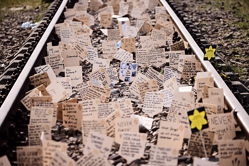 Des panneaux sont placés entre les rails lors de la « Marche des vivants » annuelle pour commémorer l