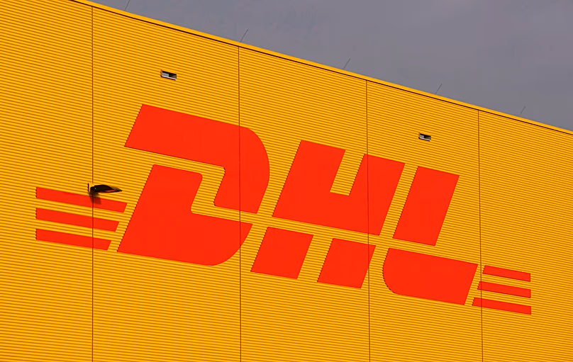 Le logo de la société de fret allemande DHL sur un terminal de l'aéroport de Leipzig/Halle, le 29 janvier 2008.