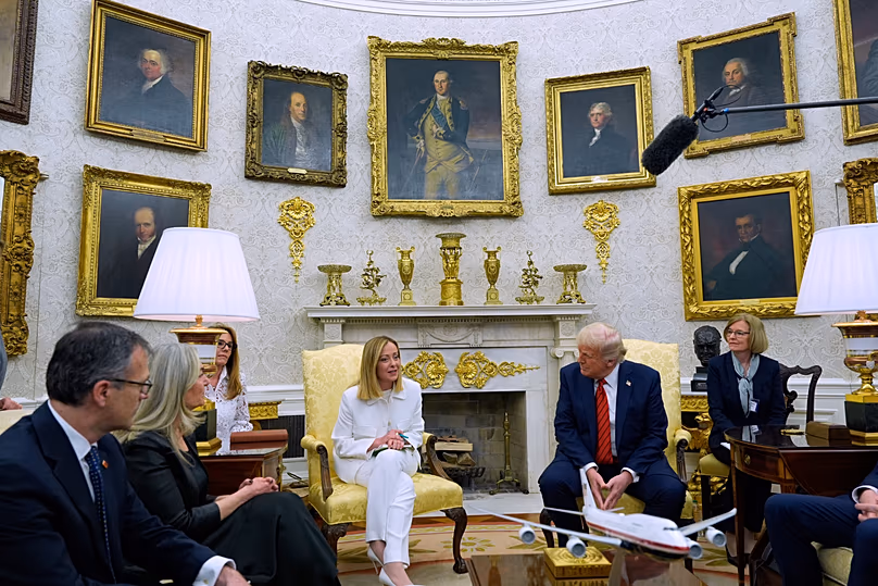 Le président américain Donald Trump rencontre la Première ministre italienne Giorgia Meloni dans le bureau ovale de la Maison Blanche, le 17 avril 2025.