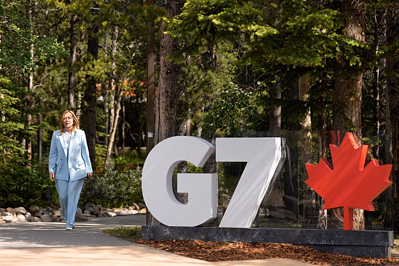 La Première ministre italienne Giorgia Meloni arrive lors de l'accueil officiel du sommet du G7 à Kananaskis, le 16 juin 2025.