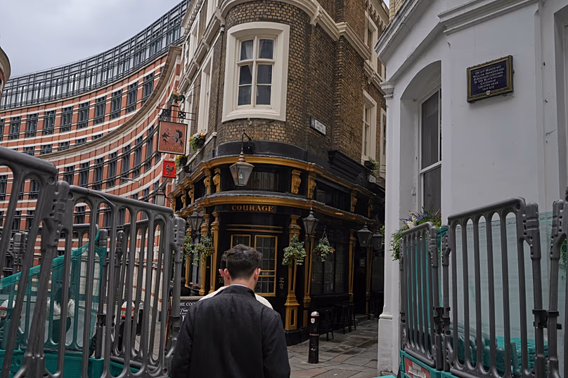 Une plaque érigée par la ville de Londres pour commémorer l'endroit où William Shakespeare a vécu sur un mur, en haut à droite, est photographiée à Londres.
